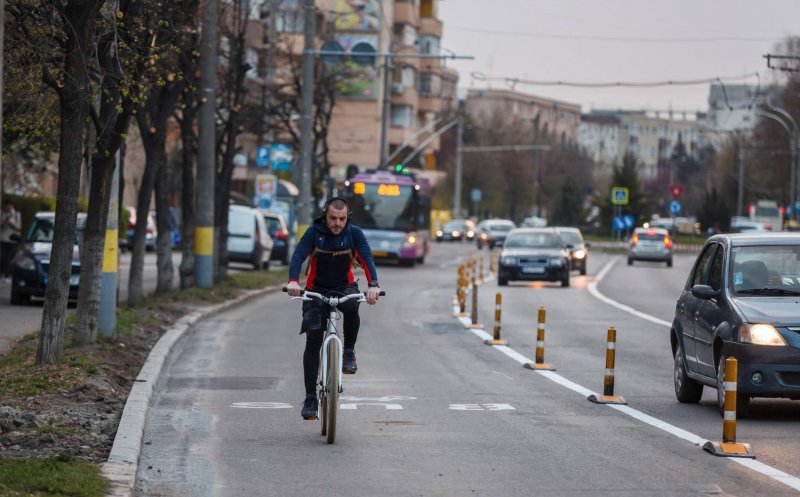 Bicicliștii, nemulțumiți de banda de bus din Gheorgheni: "Nu este acceptabilă, ci incomodă și periculoasă"