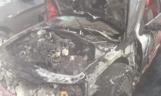 Incendiu în parcarea din Piața Cipariu / Două mașini cuprinse de flăcări