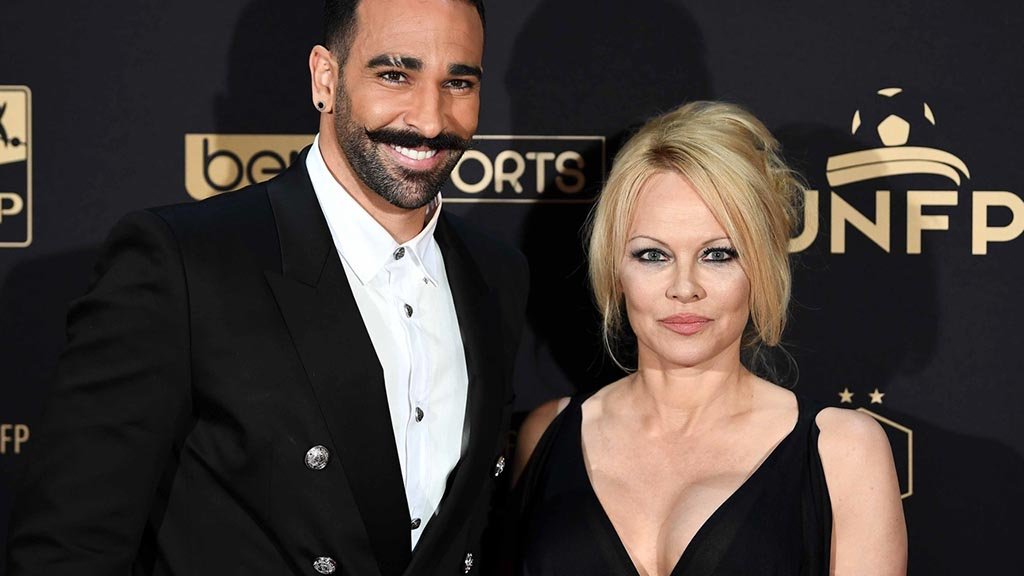 Pamela Anderson s-a despărţit de fotbalistul francez Adil Rami, pe care l-a acuzat că avea „o viaţă dublă”