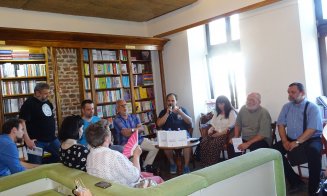 “Lumea bună” a literaturii din Cluj, la lansarea de carte a lui Alice Micu