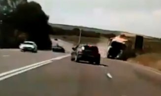 A scăpat "la mustață" / VIDEO incredibil cu accidentul de la Turda, în urma căruia un TIR s-a răsturnat