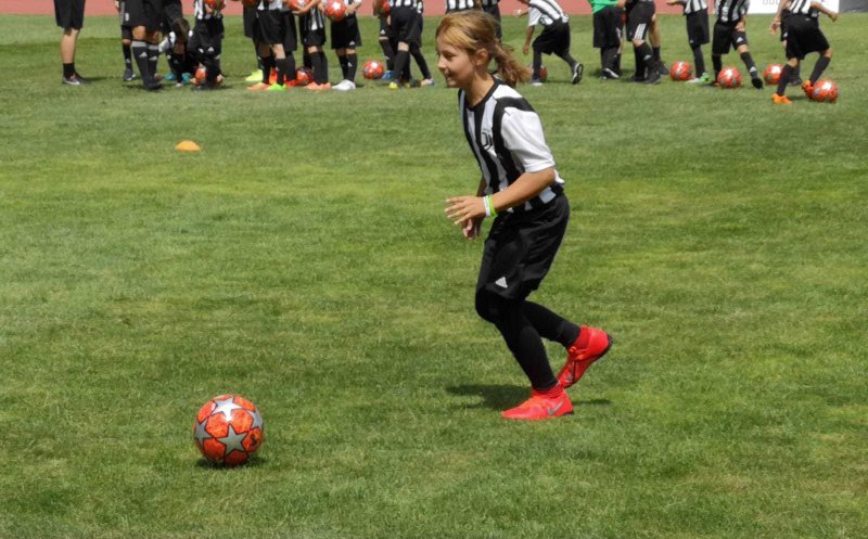 Are 8 ani şi vrea să joace la campioana României / Este singura fată înscrisă la Juventus Camp