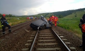 Mașină spulberată de tren în Cluj / Două persoane au murit