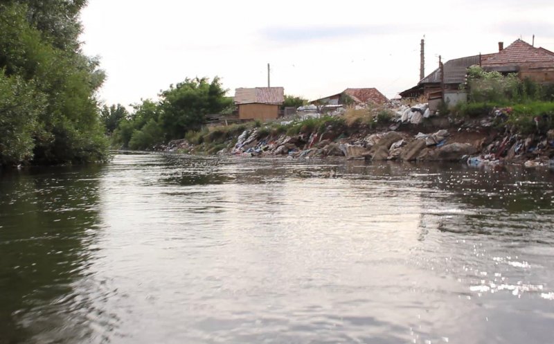 Apele Române nu amendează Floreștiul pentru munții de gunoaie de pe Someș