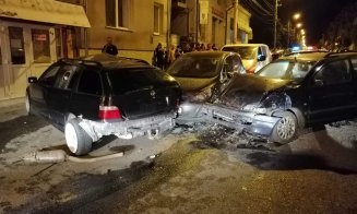 Patru mașini, făcute zob în Dej. Un bărbat a ajuns la spial