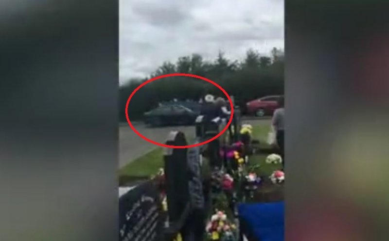 O maşină a intrat în mulţimea care asista la o ceremonie religioasă, într-un cimitir. Momentul, surprins de camerele de filmat