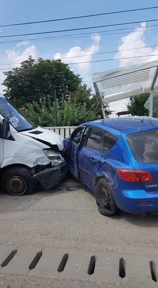 O dubă și o mașină, înfipte într-o stație de autobuz
