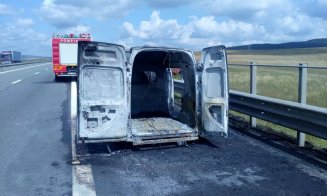Incendiu pe autostradă. O mașină s-a făcut scrum