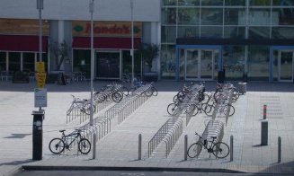 Parcări de biciclete în parking-urile din Cluj. Cicliștii: "Binevenit, dar simbolic!"