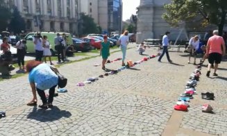 Protest inedit la Ministerul de Interne. Sute de perechi de pantofi depuse în memoria copiilor dispăruţi