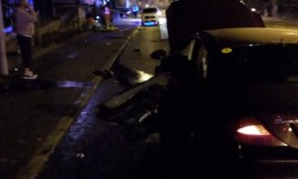 Accident pe Calea Turzii. Un șofer a izbit o conductă de gaz și un stâlp