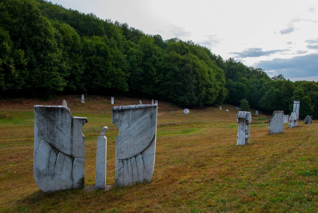 Destinație de weekend, la 100 km de Cluj! Mii de sculpturi în aer liber și un defileu pentru practicanţi de sporturi extreme