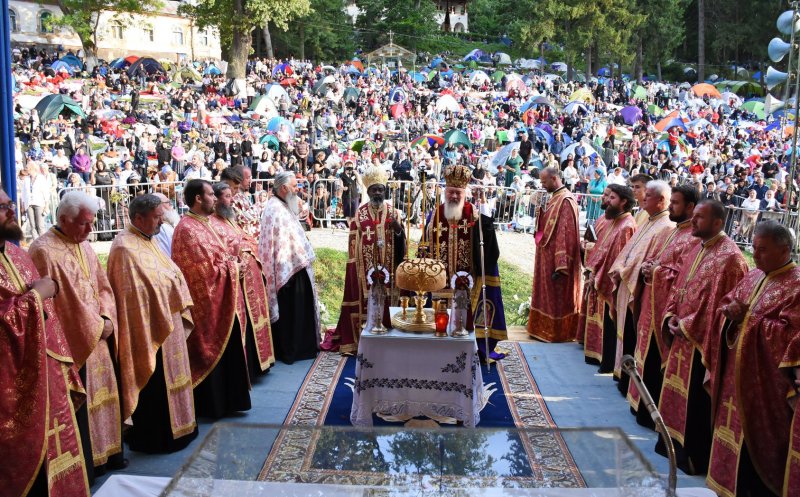 Adormirea Maicii Domnului. Mitropoliţii Clujului şi de Rwanda săvârşesc Sfânta Liturghie  la Nicula