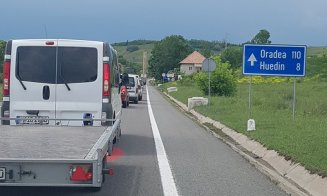 Accident pe drumul Cluj - Oradea. Se circula pe un singur fir