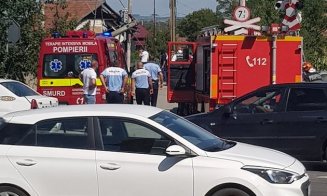 Mașină lovită de tren în Cluj. Persoană încarcerată