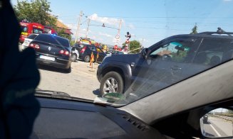 Mașină lovită de tren în Cluj. Persoană încarcerată, vegetația a luat foc
