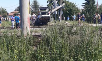 Mașină lovită de tren în Cluj. Persoană încarcerată, vegetația a luat foc