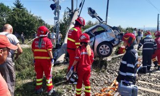 Mașină lovită de tren în Cluj. Persoană încarcerată, vegetația a luat foc