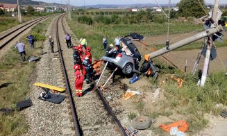 Mașină lovită de tren în Cluj. Persoană încarcerată, vegetația a luat foc