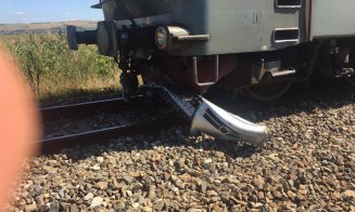 Mașină lovită de tren în Cluj. Persoană încarcerată, vegetația a luat foc