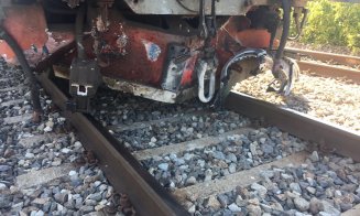 Mașină lovită de tren în Cluj. Persoană încarcerată, vegetația a luat foc