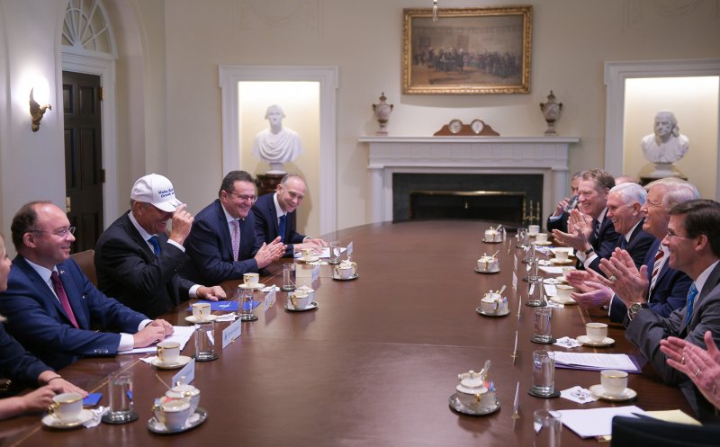 Ce cadouri şi-au făcut Klaus Iohannis şi Donald Trump