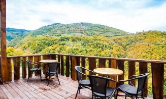 Destinație de Instagram, lângă Cluj! Cabană cu infinity pool ca-n Bali, defileu pentru alpiniști și lacul descendentului lui Loch Ness
