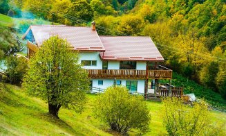 Destinație de Instagram, lângă Cluj! Cabană cu infinity pool ca-n Bali, defileu pentru alpiniști și lacul descendentului lui Loch Ness
