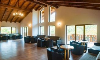 Destinație de Instagram, lângă Cluj! Cabană cu infinity pool ca-n Bali, defileu pentru alpiniști și lacul descendentului lui Loch Ness