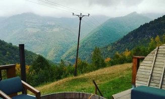 Destinație de Instagram, lângă Cluj! Cabană cu infinity pool ca-n Bali, defileu pentru alpiniști și lacul descendentului lui Loch Ness