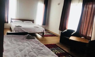 Destinație de Instagram, lângă Cluj! Cabană cu infinity pool ca-n Bali, defileu pentru alpiniști și lacul descendentului lui Loch Ness