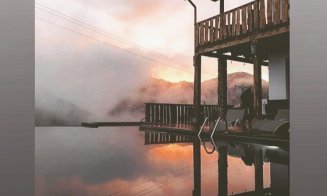 Destinație de Instagram, lângă Cluj! Cabană cu infinity pool ca-n Bali, defileu pentru alpiniști și lacul descendentului lui Loch Ness