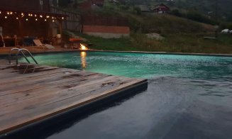 Destinație de Instagram, lângă Cluj! Cabană cu infinity pool ca-n Bali, defileu pentru alpiniști și lacul descendentului lui Loch Ness