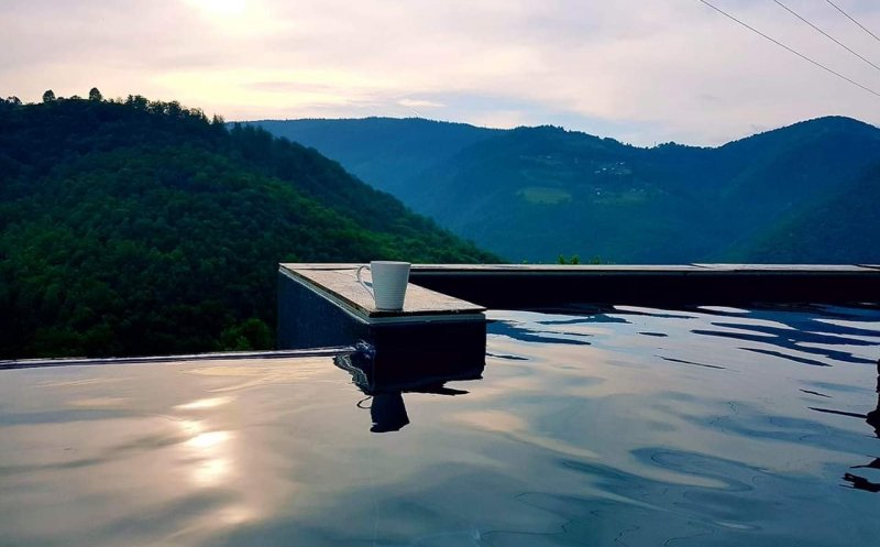 Destinație de Instagram, lângă Cluj! Cabană cu infinity pool ca-n Bali, defileu pentru alpiniști și lacul urmașului lui Loch Ness