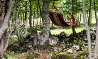 Destinație de weekend, lângă Cluj! Satul ascuns în creierul munților și "Țara Nomadă" a unor olandezi mutați în Transilvania