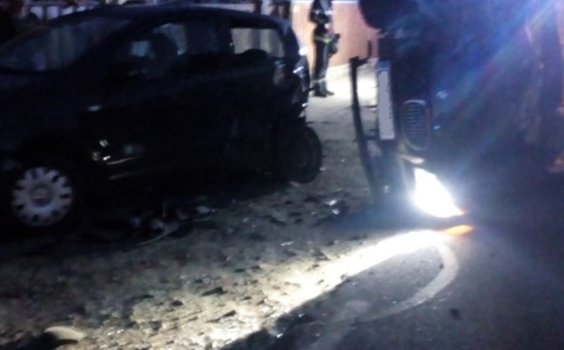 Trei mașini avariate, din care una răsturnată. Din fericire, nimeni nu a fost rănit