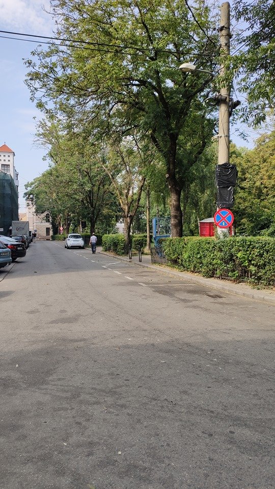 Dispar parcările de lângă Parcul Caragiale. Și sensul unic