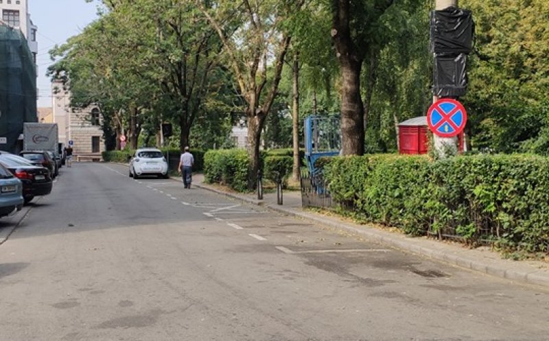 Dispar parcările de lângă Parcul Caragiale. Și sensul unic