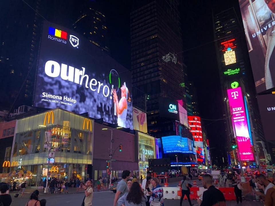 Imaginea Simonei Halep, proiectată de Banca Transilvania în centrul New York-ului