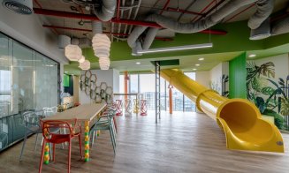 Angajații de la NTT DATA intră în bucătărie de pe tobogan. Cum arată noul sediu