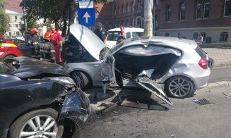 Accident grav în centrul Clujului. O mașină a fost proiectată pe trotuar și a lovit doi pietoni