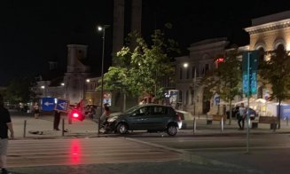Accident în centrul Clujului. A dărâmat un semafor din Piaţa Unirii