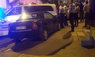 Incident ca-n filmele cu gangsteri la Cluj. Femeie amenințată cu arma de doi bărbați cu cagule