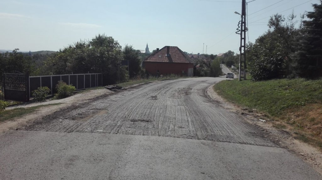 Lucrări de întreţinere pe drumul din Cojocna