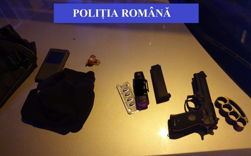 Unul dintre bărbații cu cagule care au amenințat o femeie cu arma în trafic era drogat