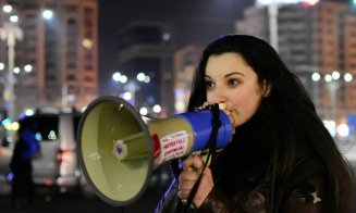 Tânăra din Cluj care a organizat protestul din 10 august, amendată de Jandarmerie!. "Lasaţi-o baltă! Voi chiar nu vă învăţaţi minte?"
