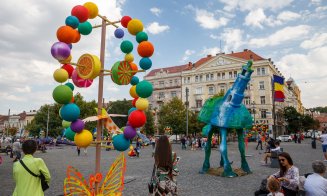 Păpușile gigantice au invadat centrul Clujului. Ce creaturi circulă prin oraș
