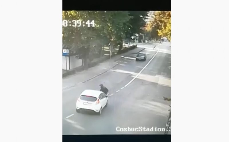 Accidentul de trotinetă din Cluj, surprins LIVE! Femeia nu s-a asigurat