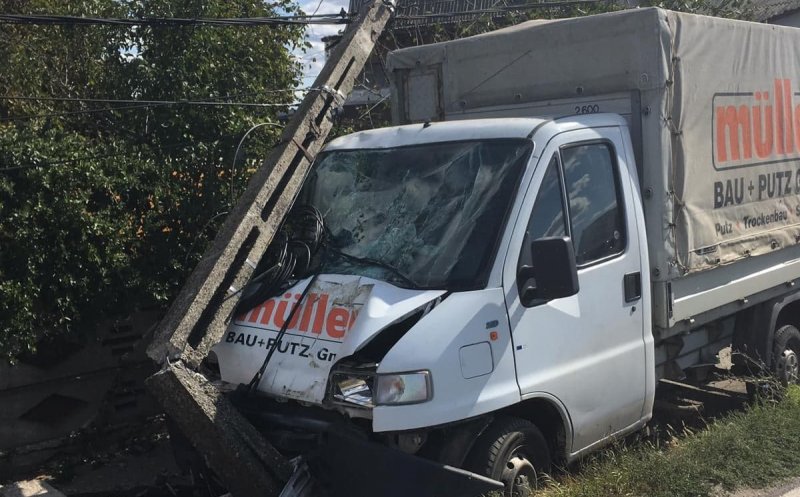 Accident în Fundătura: autoutiliară ieșită de pe drum, stâlp de curent rupt