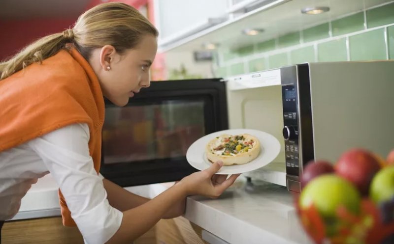 E bine să încălzim mâncarea în cuptorul cu microunde? Iată ce spun specialiştii